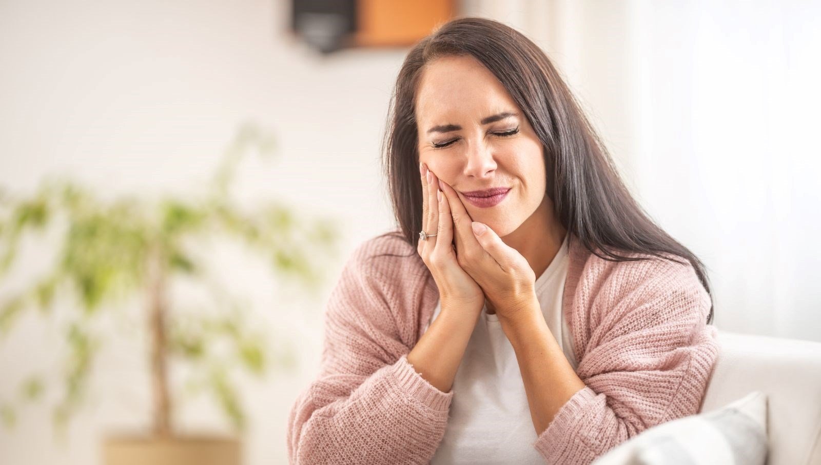 Diş neden kırılır? Kırık diş ağrısına ne iyi gelir, nasıl geçer?