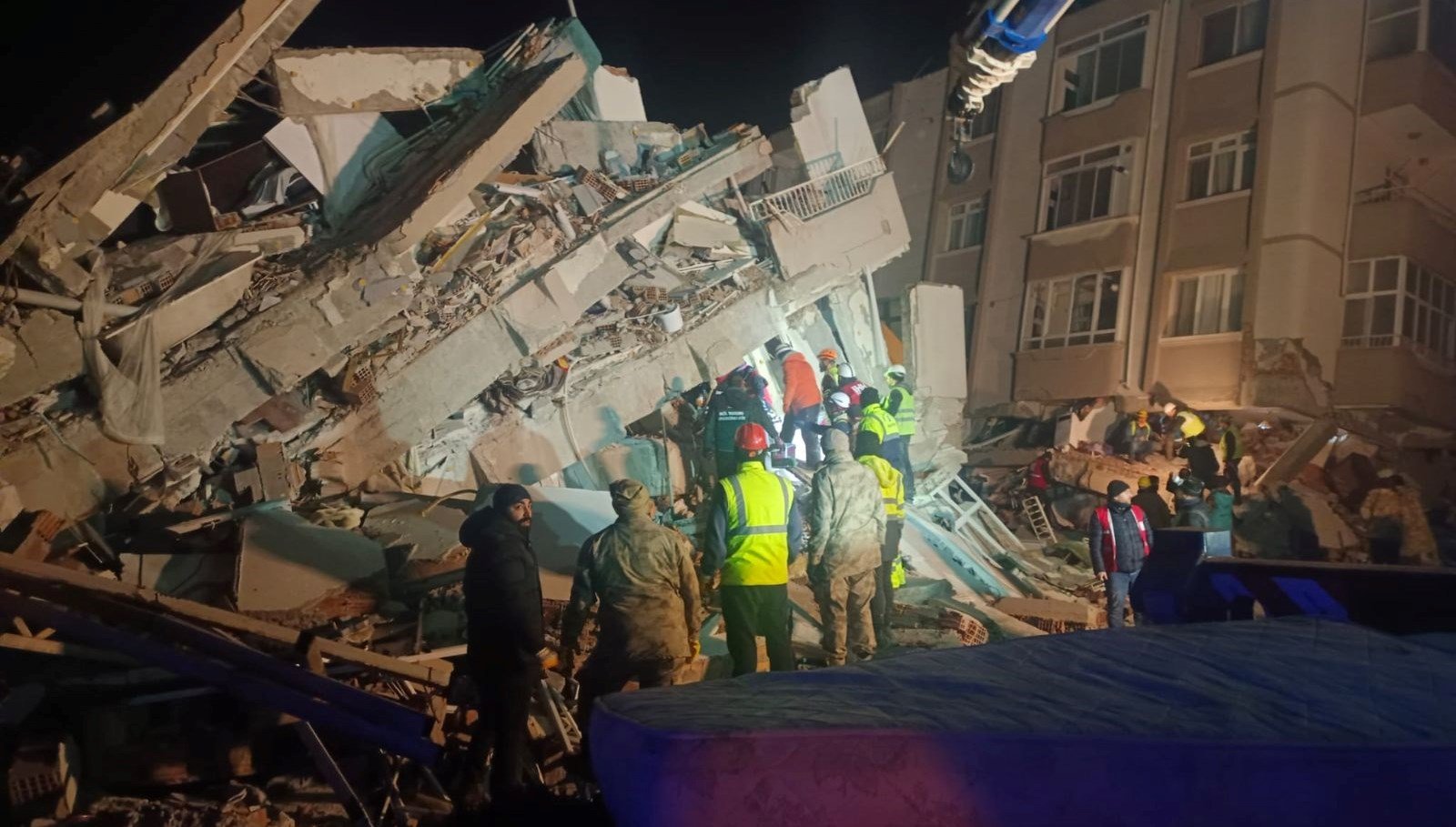 Depremin 5’inci gününde enkazdaki 9 kişi için zamana karşı yarış