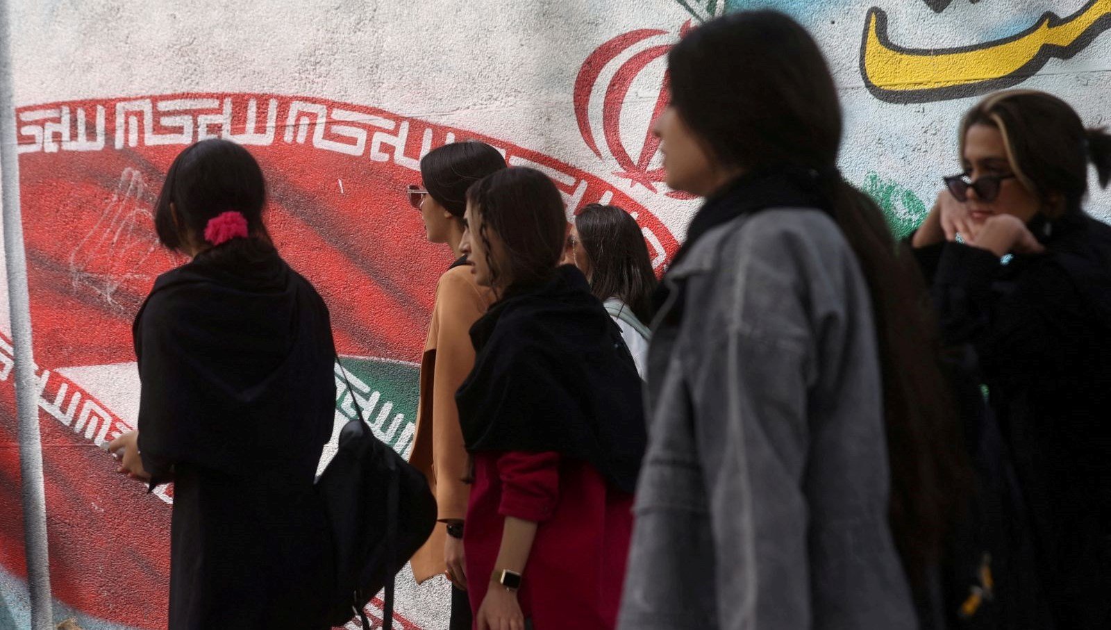 İran’da başörtüsü takmayanlara hizmet veren işletmeler kapatıldı